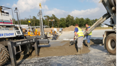Zdjęcie 3 z budowy nawierzchni betonowej na Lotnisku Wojskowym w Pozwidzu - Xbeton Polska - Wytwórnia betonu