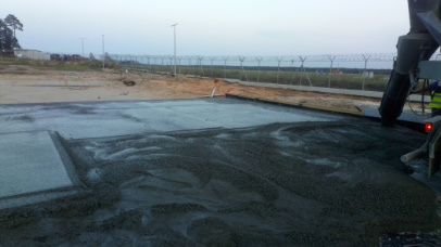 Zdjęcie 13 z budowy nawierzchni betonowej na Lotnisku Wojskowym w Pozwidzu - Xbeton Polska - Wytwórnia betonu