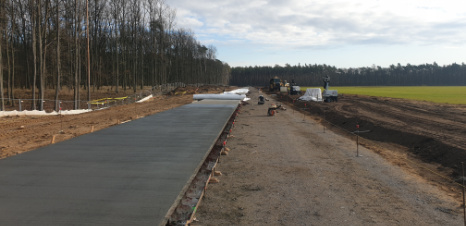 Produkcja betonu nawierzchniowego (beton drogowy) na 33 Bazę Lotnictwa Transportowego w Powidzu - Xbeton Polska
